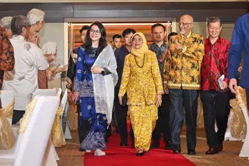 SATU HATI MENGHARGAI: Hampir 600 individu daripada 36 kumpulan masyarakat menghadiri satu majlis yang dianjurkan bersama bagi menghargai jasa mantan Presiden, Puan Halimah Yacob (berbaju kuning).
Majlis yang diadakan di Ritz Carlton pada Sabtu adalah bagi mengiktiraf kepimpinan dan khidmat Puan Halimah yang cemerlang sebagai Presiden kelapan Singapura. Anggota jawatankuasa penganjur majlis termasuk pemimpin Casa Raudha, Persatuan Pemudi Islam Singapura (PPIS), 4PM, Persatuan Ain, AMP, Kelab Heal, Lembaga Biasiswa Kenangan Maulud (LBKM), Persatuan Muhammadiyah, Persatuan Bertindak Ginjal Bagi Masyarakat Islam (MKAC) dan Roses of Peace (ROP). Turut hadir ialah pengerusi bersama jawatankuasa penganjur, Cik Hazlina Halim (berbaju biru); suami Puan Halimah, Encik Mohamed Abdullah Alhabshee (berbaju batik kuning); pengerusi bersama jawatankuasa penganjur Encik Hamzah Abdul Mutalib (berbaju batik merah) dan Menteri Negara Kanan (Pertahanan merangkap Tenaga Manusia), Encik Zaqy Mohamad (tiga dari kanan).