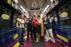 HIDUPKAN SUASANA MRT: Menteri Negara (Kebudayaan, Masyarakat dan Belia merangkap Perdagangan dan Perusahaan), Cik Low Yen Ling (tiga dari kiri), bergambar dengan kumpulan artis di sebalik karya ‘My Mother Says’ yang dipamerkan di kereta api laluan MRT Timur Laut (NEL), (dari kiri) Encik Marcel Gaspar, Encik Victor Emmanuel, Cik Stellah Lim (dua dari kanan), dan Cik Zhang Runhan (kanan).