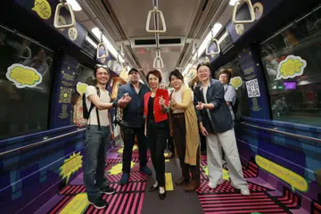 HIDUPKAN SUASANA MRT: Menteri Negara (Kebudayaan, Masyarakat dan Belia merangkap Perdagangan dan Perusahaan), Cik Low Yen Ling (tiga dari kiri), bergambar dengan kumpulan artis di sebalik karya ‘My Mother Says’ yang dipamerkan di kereta api laluan MRT Timur Laut (NEL), (dari kiri) Encik Marcel Gaspar, Encik Victor Emmanuel, Cik Stellah Lim (dua dari kanan), dan Cik Zhang Runhan (kanan).