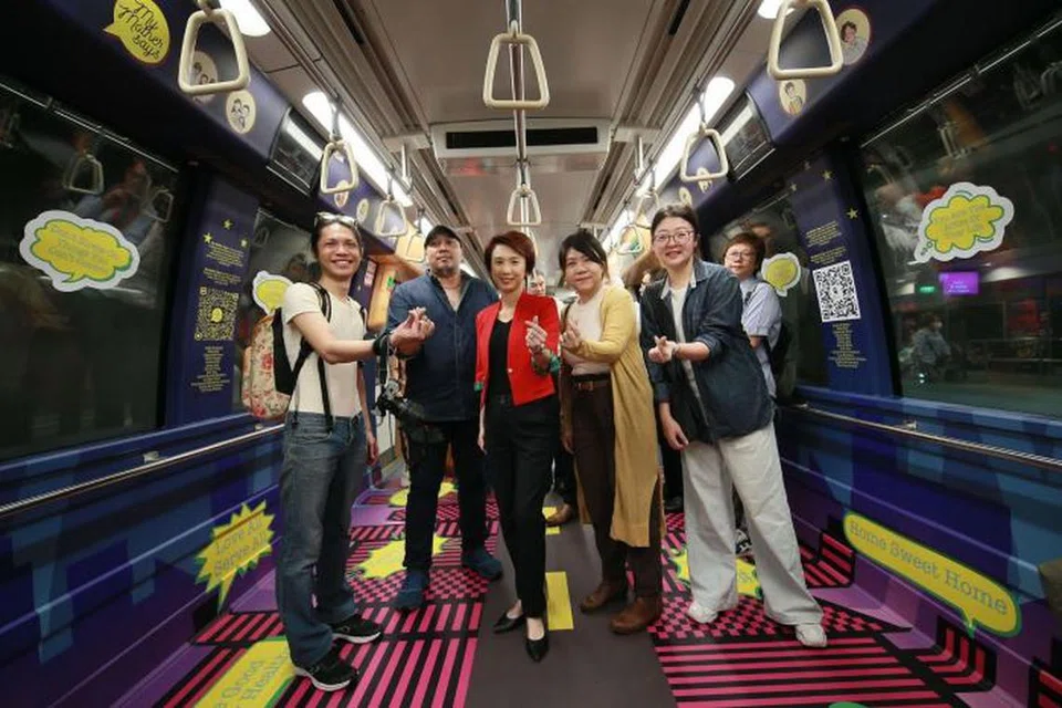 HIDUPKAN SUASANA MRT: Menteri Negara (Kebudayaan, Masyarakat dan Belia merangkap Perdagangan dan Perusahaan), Cik Low Yen Ling (tiga dari kiri), bergambar dengan kumpulan artis di sebalik karya ‘My Mother Says’ yang dipamerkan di kereta api laluan MRT Timur Laut (NEL), (dari kiri) Encik Marcel Gaspar, Encik Victor Emmanuel, Cik Stellah Lim (dua dari kanan), dan Cik Zhang Runhan (kanan).