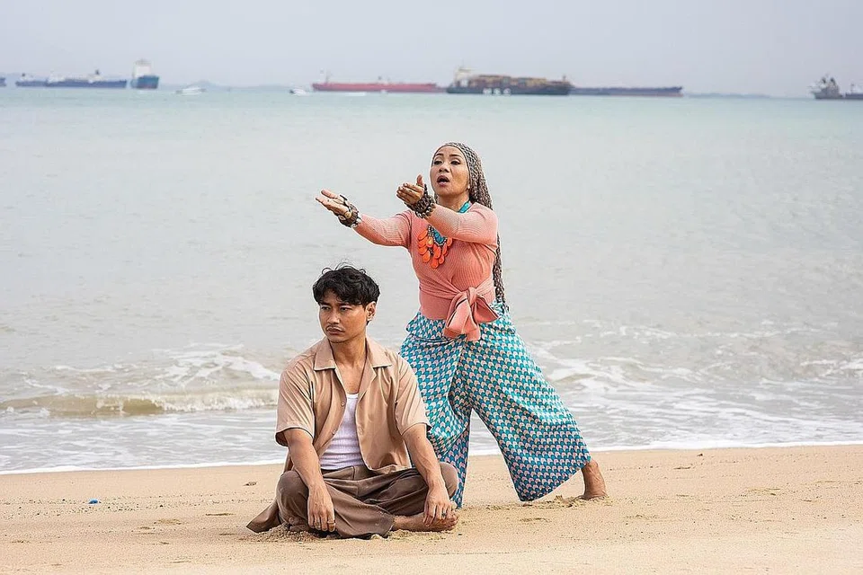 MENGGALI WARISAN ZAMAN BERZAMAN: Asnida Daud (kanan) dan Firdaus Sani saling belajar daripada satu sama lain mengenai misi mengetengah warisan dan khazanah Orang Laut dan Orang Pulau. - Foto AKBAR SYADIQ