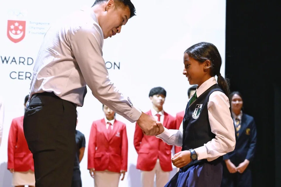 Atlet sukan layar, Anya Alessia Zahedi (kanan), menerima Anugerah Biasiswa Yayasan Olimpik Singapura (SOF)-Peter Lim daripada Pemangku Menteri Kebudayaan, Masyarakat dan Belia merangkap Menteri Negara Kanan (Pendidikan), Encik David Neo, di majlis penyampaian biasiswa pada pada 30 Jun, di Pusat Konvensyen Tay Eng Soon di Ibu Pejabat Institut Pendidikan Teknikal (ITE) di Kolej Central.