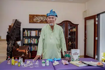 MAJUKAN LAGI: Presiden Persatuan Perubatan Warisan Melayu (PPWM), Encik Zainal Abidin Abdul Rahman ingin melihat bidang perubatan dan terapi tradisional Melayu terus berkembang dan dikenali setaraf dengan Perubatan Tradisional Cina (TCM) dan perubatan tradisional Ayurveda. 