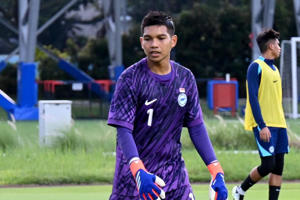 Penjaga gawang Singapura, Izwan Mahbud, merupakan penjaga gawang pasukan nasional ketika Singapura menjuarai Piala AFF 2012.