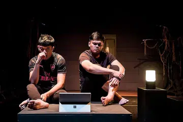 TERCETUS ILHAM: Hafidz Rahman (kanan) dapat idea mulakan podcast "Berhantu" sewaktu mencari bahan untuk pementasan 'Cherita Hantu' di The Arts House pada Oktober tahun lepas. - Foto THE ARTS HOUSE