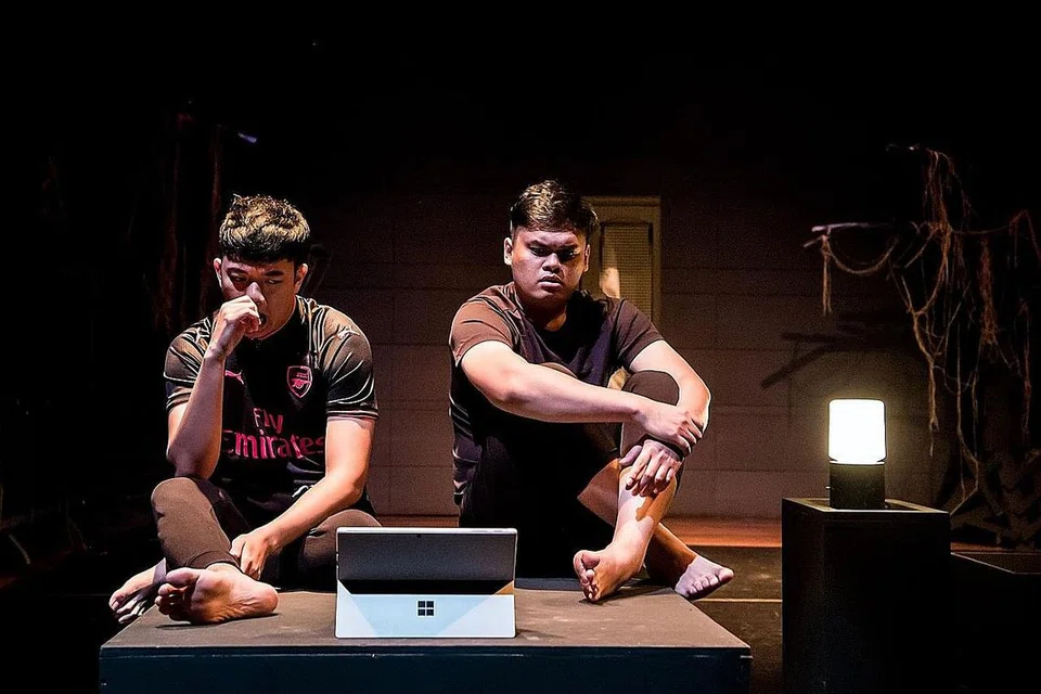 TERCETUS ILHAM: Hafidz Rahman (kanan) dapat idea mulakan podcast "Berhantu" sewaktu mencari bahan untuk pementasan 'Cherita Hantu' di The Arts House pada Oktober tahun lepas. - Foto THE ARTS HOUSE