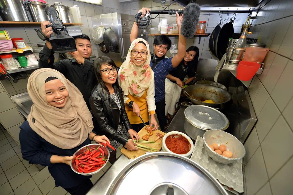 ASAM GARAM BIKIN FILEM: (Dari kiri) Cik Nurul Amirah Kamal, Encik Noramir Norazmi, Cik Liv Rianty, Cik Nadiah Nazurah Abdul Kalam, Encik Nor Syazwan Abdul Majid dan Cik Nur Zahirah Rosdan bersemangat menghasilkan filem ringkas 'Asam Pedas Ikan Salmon' yang dipilih sebagai pemenang Hadiah Projek Wisma Teroka Singapura. - Foto-foto M.O. SALLEH