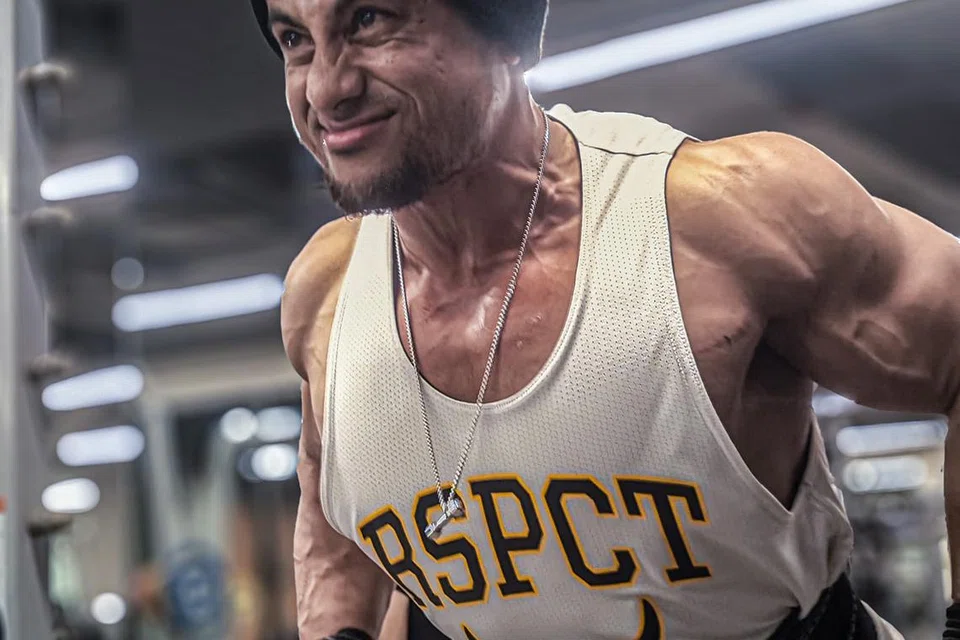 Latihan Faruk Arian sangat berat di sebuah gimnasium di Bandar Utama, sebuah kejiranan kelas pertengahan di Petaling Jaya, bagi  membentuk tubuhnya untuk bertanding dalam pertandingan paling hebat sukan bina badan, Mr Olympia.  