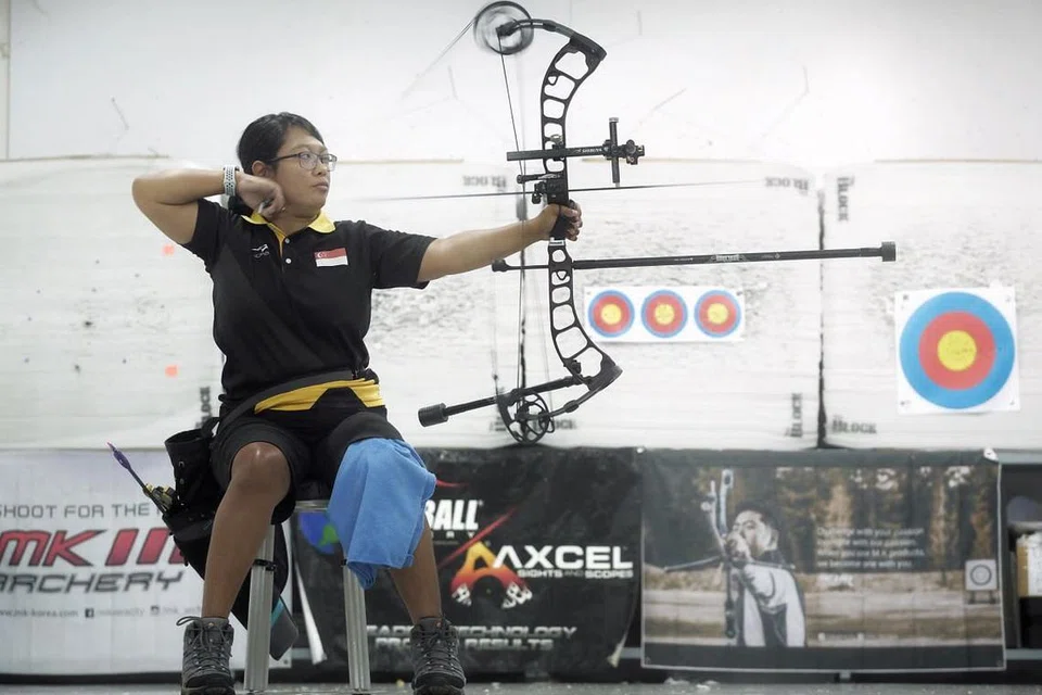 KEKAL FOKUS PADA SASARAN: Pemanah para negara Nur Syahidah bertekad memperbaiki keputusan suku akhirnya di Paralimpik 2016 di Rio, Brazil, apabila beraksi di Paralimpik Tokyo pada Ogos ini. - Foto BH oleh GAVIN FOO