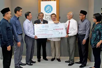 HULUR DERMA: (Dari kiri ke kanan) Pengerusi Eksekutif Masjid An-Nur, Encik Khalid Shukur Bakri; Timbalan Ketua Eksekutif Majlis Ugama Islam Singapura (Muis), Encik Esa Masood; Pengarah Eksekutif Mercy Relief, Encik Nasaruddin Shafawi; Ketua Eksekutif Muis, Encik Abdul Razak Hassan Maricar; Penasihat Mercy Relief, Encik Abdullah Tarmugi; Pengerusi RLAF, Encik Po'ad Shaik Abu Bakar Mattar; Pengurus Besar Kelompok Masjid Selatan, Encik Paiman Supangat; dan Setiausaha Pertama Ehwal Politik Kedutaan Indonesia, Cik Ade Veronica Christie dalam majlis penyampaian cek bernilai $362,510 bagi membantu mangsa di Sulawesi. - Foto BH oleh SYAZA NISRINA