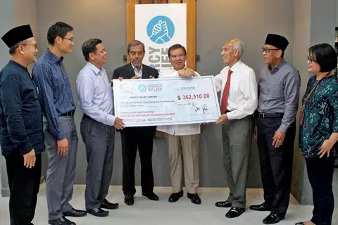 HULUR DERMA: (Dari kiri ke kanan) Pengerusi Eksekutif Masjid An-Nur, Encik Khalid Shukur Bakri; Timbalan Ketua Eksekutif Majlis Ugama Islam Singapura (Muis), Encik Esa Masood; Pengarah Eksekutif Mercy Relief, Encik Nasaruddin Shafawi; Ketua Eksekutif Muis, Encik Abdul Razak Hassan Maricar; Penasihat Mercy Relief, Encik Abdullah Tarmugi; Pengerusi RLAF, Encik Po'ad Shaik Abu Bakar Mattar; Pengurus Besar Kelompok Masjid Selatan, Encik Paiman Supangat; dan Setiausaha Pertama Ehwal Politik Kedutaan Indonesia, Cik Ade Veronica Christie dalam majlis penyampaian cek bernilai $362,510 bagi membantu mangsa di Sulawesi. - Foto BH oleh SYAZA NISRINA