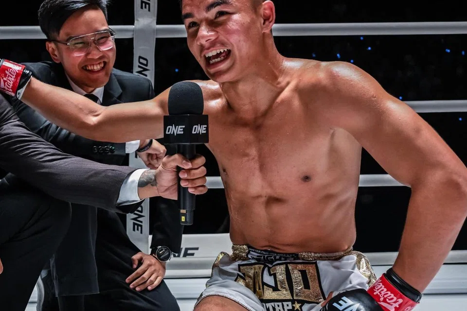Muhammad Johan Ghazali Zulfikar ditemu ramah salah seorang pengacara ONE Championship menyusuli salah satu kemenangannya.