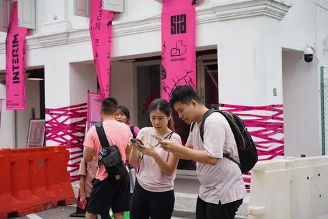 SERONOK BERMAIN: Para peserta permainan ‘AF Play!’ boleh turut meneroka sekitar kawasan Kampong Gelam dan mengunjungi pameran-pameran yang terdapat di situ. 