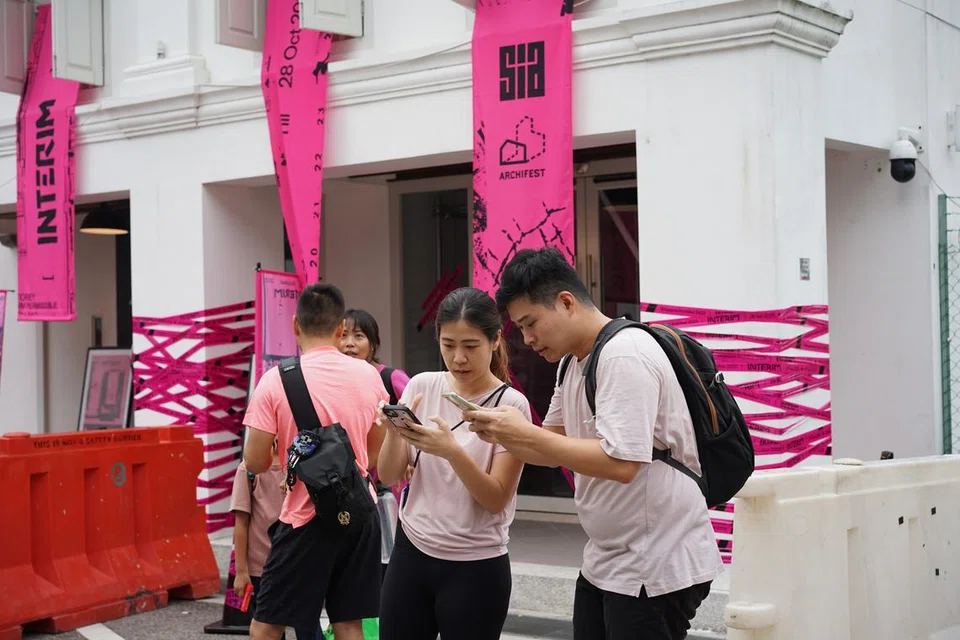 SERONOK BERMAIN: Para peserta permainan ‘AF Play!’ boleh turut meneroka sekitar kawasan Kampong Gelam dan mengunjungi pameran-pameran yang terdapat di situ. 