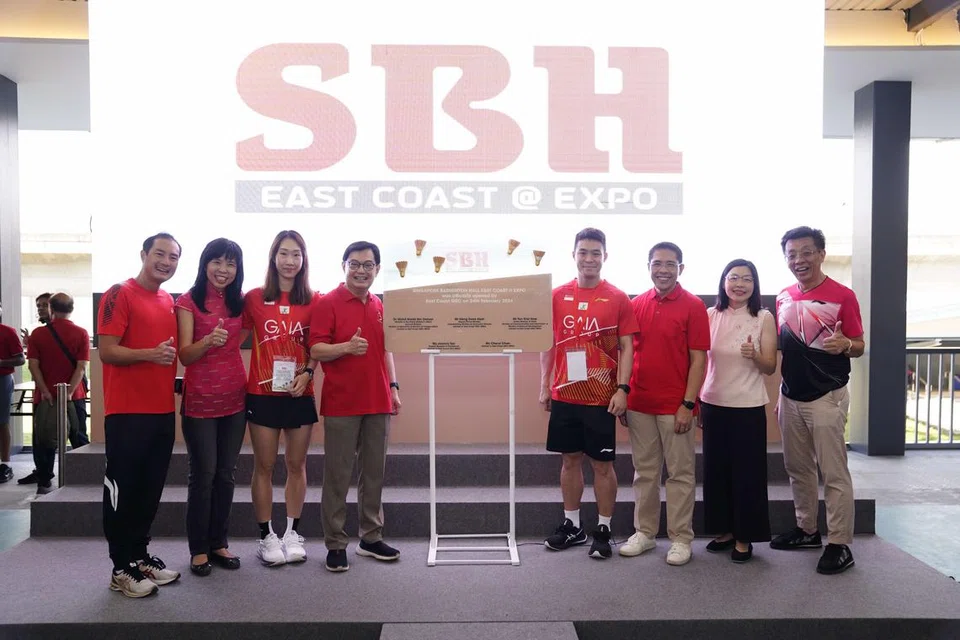 (Dari kiri) Menteri Negara Kanan (Perhubungan dan Penerangan merangkap Pembangunan Negara), Encik Tan Kiat How; Timbalan Speaker, Cik Jessica Tan; atlet badminton negara, Cik Jessica Tan; Timbalan Perdana Menteri, Encik Heng Swee Keat; atlet badminton negara, Encik Terry Hee; Menteri di Pejabat Perdana Menteri yang juga Menteri Kedua (Ehwal Luar merangkap Pendidikan), Dr Mohamad Maliki Osman; Anggota Parlimen, Cik Cheryl Chan dan ketua eksekutif syarikat Arina Holdings, Encik Richard Tan, bergambar selepas melancarkan Dewan Badminton Singapura di Expo pada 24 Februari. 