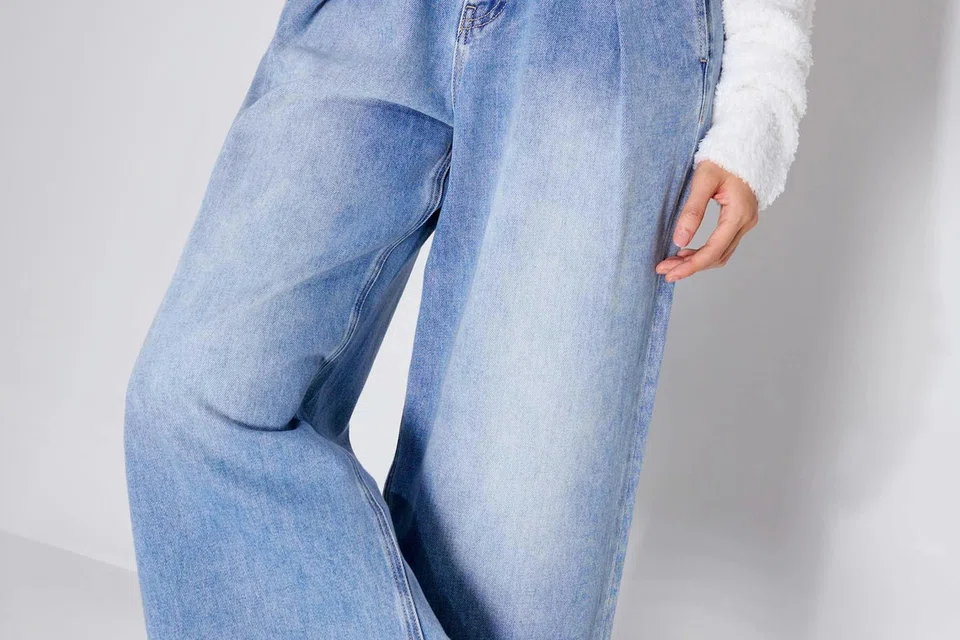 Seluar jean, ‘Denim Frayed Hem Mid Waist Wide Leg Jeans’ ($79), daripada Love, Bonito, direka untuk keselesaan sepanjang hari. 