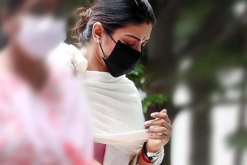 KESALAHAN DIBONGKAR: Deepakala Chandra Secharan menafikan memukul Cik Eni. Menurut dokumen mahkamah, dia sebaliknya mendakwa kecederaan pembantu rumah itu dilakukan sendiri. - Foto BH oleh KELVIN CHNG