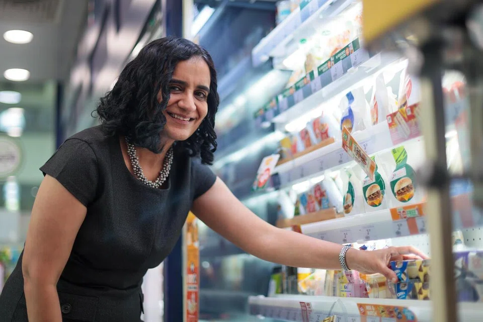 Pengarah Urusan 7-Eleven Singapore, Cik Anushree Khosla.