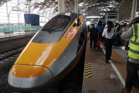 PERJALANAN PERCUBAAN PERTAMA: Kereta api bersedia untuk perjalanan percubaan pertama dari Jakarta ke Bandung, dengan kecepatan 180km/jam. Pelancaran projek yang dibiaya konsortium China, yang dijadualkan Ogos ini, ditunda.
