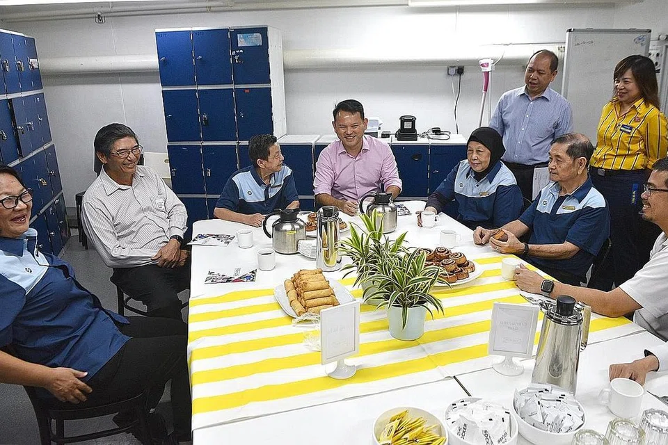 SELESA BEREHAT: Encik Zaqy (kiri) menemui pekerja pembersihan, anggota pergerakan buruh dan kakitangan Ikea di kawasan rehat Ikea Alexandra. Perikatan tiga pihak - MOM, NTUC dan SNEF - melancarkan panduan bagi menyediakan kawasan rehat bagi pekerja sumber luar semalam. Turut hadir di acara itu ialah ASG NTUC Encik Zainal Sapari (duduk, kanan). - Foto BH oleh KELLY HUI