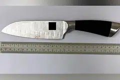 OPERASI DADAH: Lelaki yang didakwa memiliki pisau cuba melawan semasa ditangkap hingga didakwa mencederakan empat pegawai CNB. - Foto PASUKAN POLIS SINGAPURA