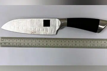 OPERASI DADAH: Lelaki yang didakwa memiliki pisau cuba melawan semasa ditangkap hingga didakwa mencederakan empat pegawai CNB. - Foto PASUKAN POLIS SINGAPURA