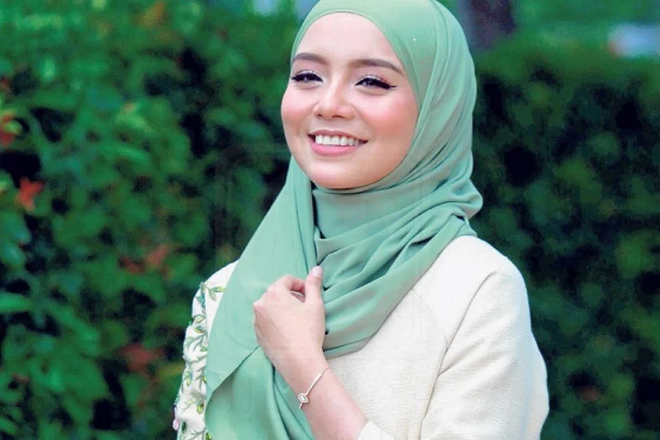 TUMPU PADA KERJAYA: Pelakon Mira Filzah tidak peduli dengan gosip yang kononnya beliau bercinta dengan pelakon, Zizan Razak. Sebaliknya, beliau ingin memberi lebih tumpuan pada kerjaya lakonan dan perniagaannya, apa lagi menjelang Ramadan ini. - Foto UTUSAN ONLINE