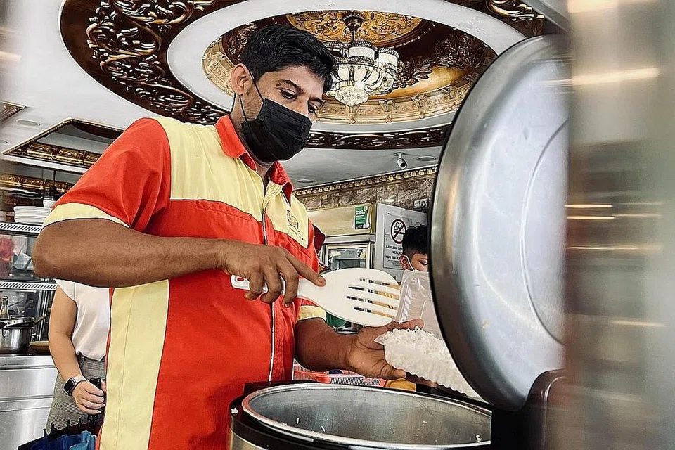 PELANGGAN RAMAI LAYANAN TIDAK TERJEJAS: Encik Raja Mohamed yang melihat perniagaan di restoran majikannya meningkat berkata layanan kepada para pelanggan tidak terjejas biar pun mereka sibuk.