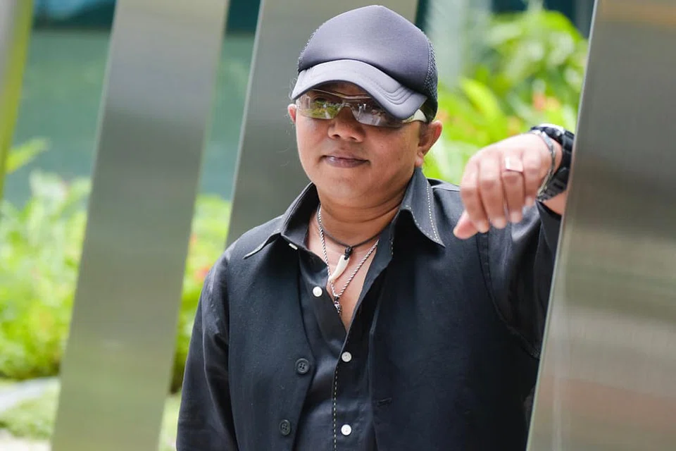 KEMBALI LAGI: Setelah setelah hampir enam tahun menyepi dari industri muzik, Muzafar atau lebih dikenali sebagai Muz, 49 tahun, kini kembali dengan sebuah album baru yang dijangka akan dilancarkan akhir tahun ini atau awal tahun depan. - Foto BH oleh MATTHIAS CHONG