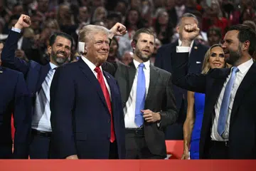 Dengan telinga berbalut, calon presiden Republikan dan mantan Presiden Amerika Syarikat, Encik Donald Trump (dua dari kiri), menghadiri hari pertama Konvensyen Kebangsaan Republikan (RNC) di Forum Fiserv di Milwaukee, Wisconsin, pada 15 Julai.
