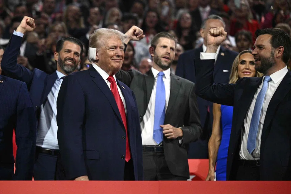 Dengan telinga berbalut, calon presiden Republikan dan mantan Presiden Amerika Syarikat, Encik Donald Trump (dua dari kiri), menghadiri hari pertama Konvensyen Kebangsaan Republikan (RNC) di Forum Fiserv di Milwaukee, Wisconsin, pada 15 Julai.
