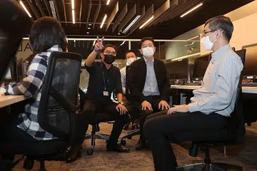 PERHATIKAN LATIHAN YANG DIJALANKAN: Encik Lawrence Wong (dua dari kanan) memerhatikan kelas Diploma Specialis dalam Pengurusan Pemodelan Maklumat Bangunan (BIM) yang dijalankan di Politeknik Singapura (SP) semalam. - Foto BH oleh TIMOTHY DAVID