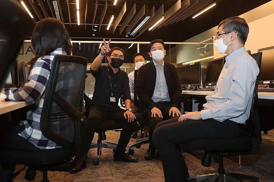 PERHATIKAN LATIHAN YANG DIJALANKAN: Encik Lawrence Wong (dua dari kanan) memerhatikan kelas Diploma Specialis dalam Pengurusan Pemodelan Maklumat Bangunan (BIM) yang dijalankan di Politeknik Singapura (SP) semalam. - Foto BH oleh TIMOTHY DAVID