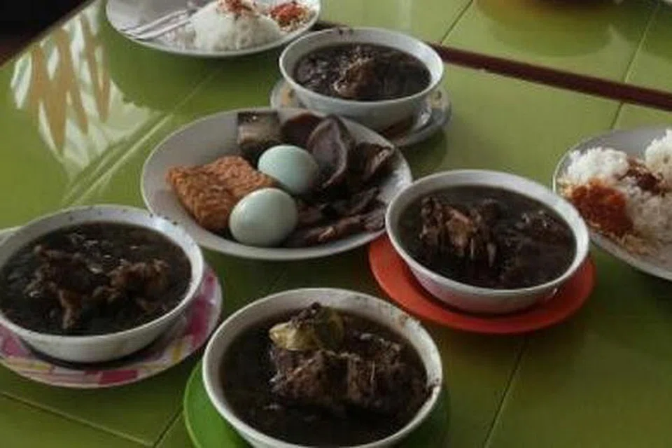 ENAK DIMAKAN PANAS-PANAS: Inilah hidangan rawon setan yang penulis nikmati di sebuah restoran di kota Surabaya. Daging bagi rawon setan ini cukup besar hingga memenuhi mangkuknya. Ia dilengkapi dengan tauhu dan tempe goreng, telur asin, paru, kecambah dan sambal belacan yang sangat pedas. - Foto-foto NURYATI DURIAT 