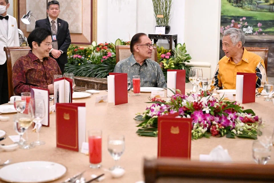 JAMUAN BERSAMA: Perdana Menteri Malaysia, Datuk Seri Anwar Ibrahim (tengah) menghadiri jamuan tengahari pada Isnin di Istana bersama Perdana Menteri Singapura, Encik Lee Hsien Loong (kanan), dan Timbalan Perdana Menteri, Encik Lawrence Wong (kiri).