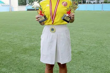 BAKAT DIIKTIRAF: Prestasi cemerlang Nur Darwisyah membantu VJC juara Kejohanan Sekolah-Sekolah Nasional Divisyen 'A' tahun ini menyaksikan beliau menerima Anugerah Pemain Paling Berbakat di samping Penjaring Gol Terbanyak. - Foto ihsan NOOR HAIDI