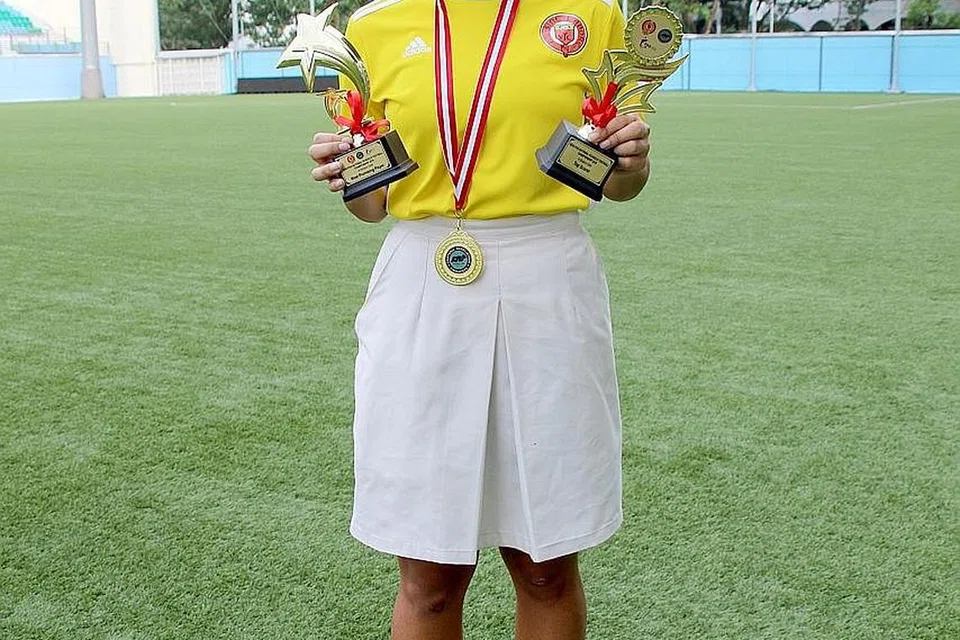 BAKAT DIIKTIRAF: Prestasi cemerlang Nur Darwisyah membantu VJC juara Kejohanan Sekolah-Sekolah Nasional Divisyen 'A' tahun ini menyaksikan beliau menerima Anugerah Pemain Paling Berbakat di samping Penjaring Gol Terbanyak. - Foto ihsan NOOR HAIDI