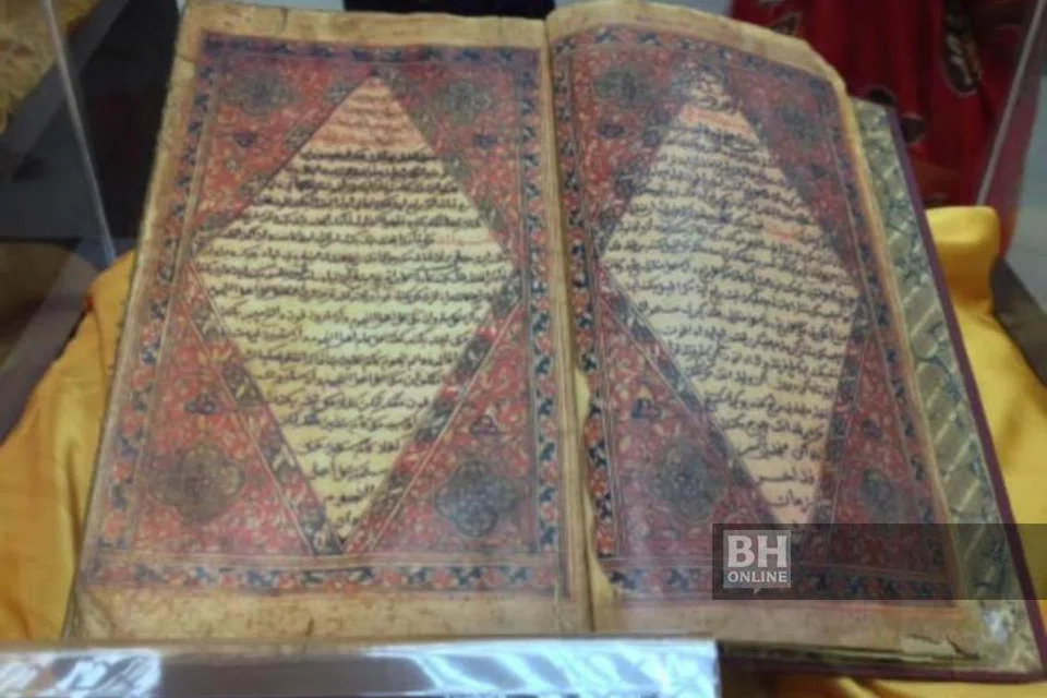 PASTIKAN USIA MANUSKRIP: Kodikologi adalah ilmu kajian teks secara fizikal yang merangkumi kertas gunakan, dakwat, warna, penjilidan dan sejarah naskhah itu sendiri. 