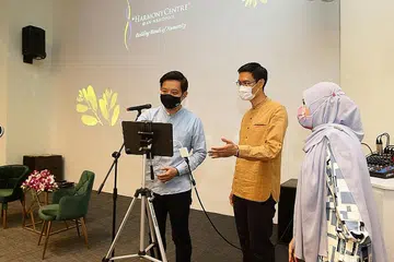 LANCARKAN PENERBITAN: Encik Alvin Tan (kiri) melancarkan penerbitan 2019 Kuliah Kenangan Abdul Aleem Siddique keenam (AASML) yang berjudul 'Agama Dalam Talian dalam Dunia Maya'. Bersama beliau ialah Ketua Eksekutif Majlis Ugama Islam Singapura (Muis), Encik Esa Masood, dan Ketua Pusat Harmoni, Ustazah Liyana Rosli Asmara. - Foto MUIS