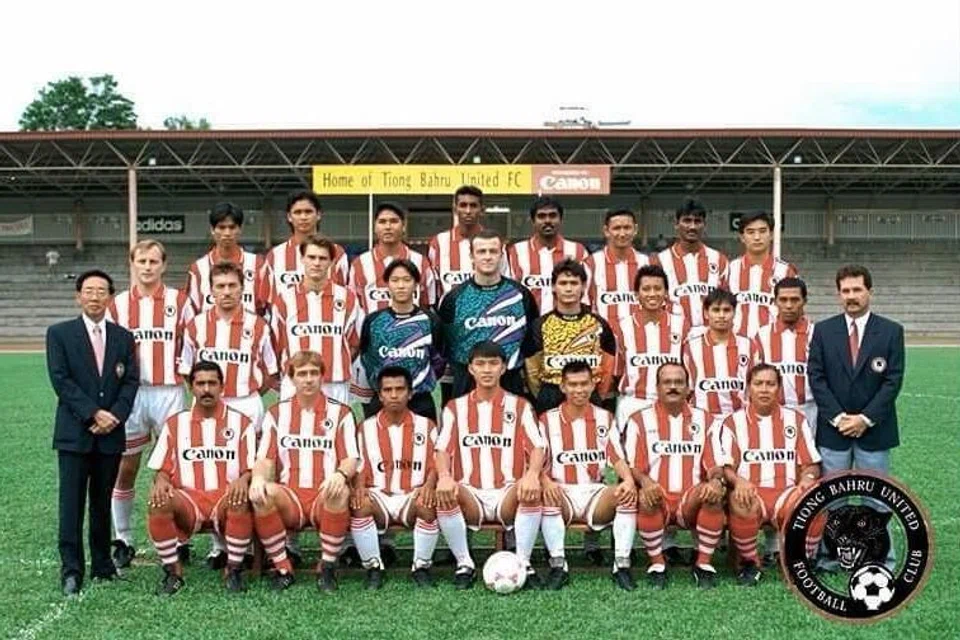 Allahyarham Khairullah Abdullah (duduk, kanan) juga pernah menjadi jurulatih penjaga gawang di Tiong Bahru United FC pada tahun 1990-an, yang kini dikenali sebagai Tanjong Pagar United. 