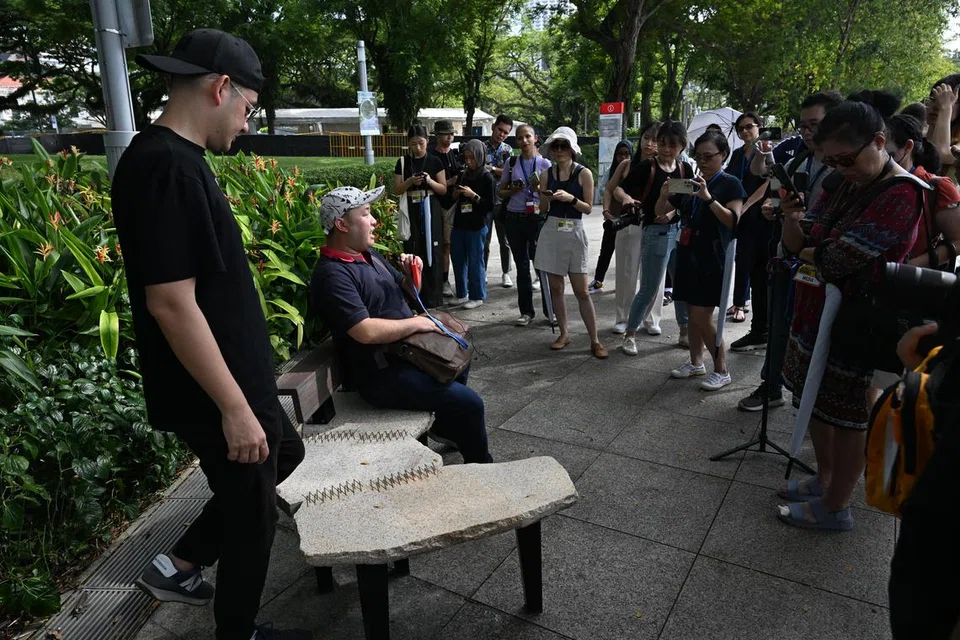 AMBIL INSPIRASI SEJARAH: Bangku ‘… All the King’s Men’ oleh artis Yang Jie ini memberi penghormatan kepada kisah sejarah Batu Singapura, iaitu serpihan batu pasir besar yang asalnya terletak di muara Sungai Singapura. Ia menampilkan skrip purba belum dapat ditafsirkan yang menunjukkan kemungkinan lanjutan tamadun Majapahit di pulau Singapura. Bangku ini terletak Queen Elizabeth Walk.