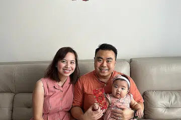 SATU KEWAJIPAN SEMASA CNY: Setiap tahun semasa Tahun Baru Cina, Encik Mikhail Goh melihatnya sebagai satu kewajipan untuk menunjukkan kepada keluarganya siapa sebenarnya orang Islam - bahawa mereka sanggup mengetepikan perbezaan dan berintegrasi. Bersama beliau, isterinya, Tengku Suzana Tengku Abdul Kadir dan anak beliau. - Foto ihsan MIKHAIL GOH