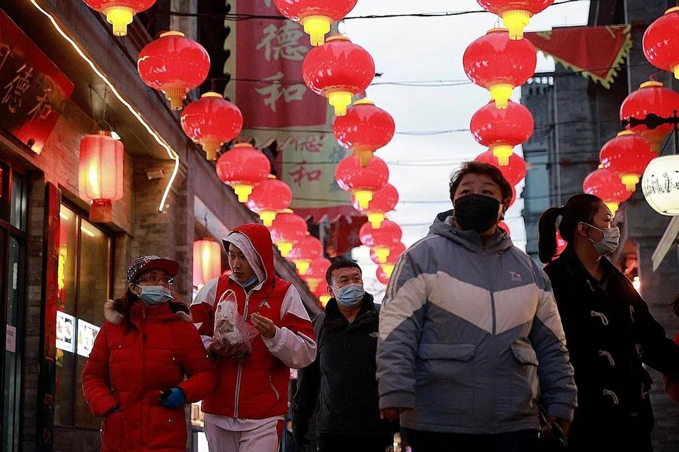 TIDAK BALIK KAMPUNG: Orang ramai berjalan-jalan menikmati hiasan Tahun Baru Cina di Beijing pada 8 Februari lalu. Mereka tidak digalakkan balik kampung seperti biasa bagi meraikan tahun baru. - Foto REUTERS
