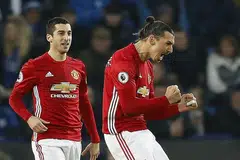 WAJAH GEMBIRA: Penyerang United, Zlatan Ibrahimovic (kanan), meraikan golnya yang dirintis rakan sepasukan yang turut menyumbangkan gol pembukaan pasukan, Henrikh Mkhitaryan (kiri). - Foto REUTERS
