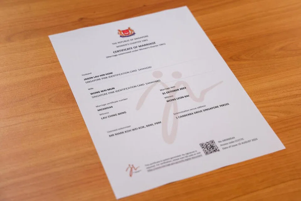 Pasangan mempelai akan menerima kededua sijil nikah dan sijil upacara penandatanganan fizikal  apabila mendaftar perkahwinan mereka dengan ROMM melalui Portal Perjalanan Perkahwinan (OMJ). 