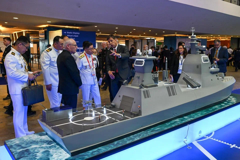 RANGSANG EKONOMI: Dengan adanya pameran dan konsert yang pelbagai di Singapura, ia merupakan peluang bagi sektor mesyuarat, insentif, persidangan dan pameran (Mice) di sini untuk kembali rancak. Gambar merakam delegasi yang mengunjungi Pameran dan Persidangan Pertahanan Maritim Antarabangsa ke-13, atau Imdex Asia di Pusat Pameran Changi pada 3 Mei lalu.