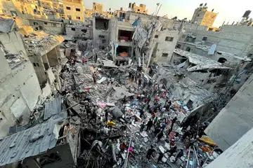 SISA RUNTUHAN: Para penduduk tempatan dan anggota Jawatankuasa Bulan Sabit Merah Antarabangsa (ICRC) memeriksa sisa runtuhan bangunan yang musnah dibedil Israel di kem pelarian Jabalia berdekatan Hospital Indonesia di utara Gaza.