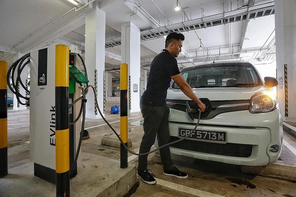 KEMBALIKAN TENAGA: Prasarana mengecas kenderaan semakin membangun di Singapura dengan pembekal elektrik seperti SP Group membina lebih banyak tempat pengecas yang mampu memulihkan kuasa kereta elektrik dengan lebih pantas. - Foto fail