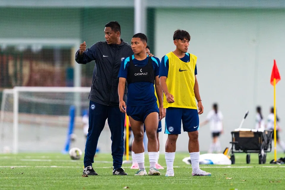 Ketua Jurulatih skuad bola sepak bawah 23 tahun Singapura, Firdaus Kassim (kiri) memiliki Amir Syafiz (tengah) dan Muhammad Asis untuk diturunkan dalam kelayakan Piala Asia bawah 23 tahun. 