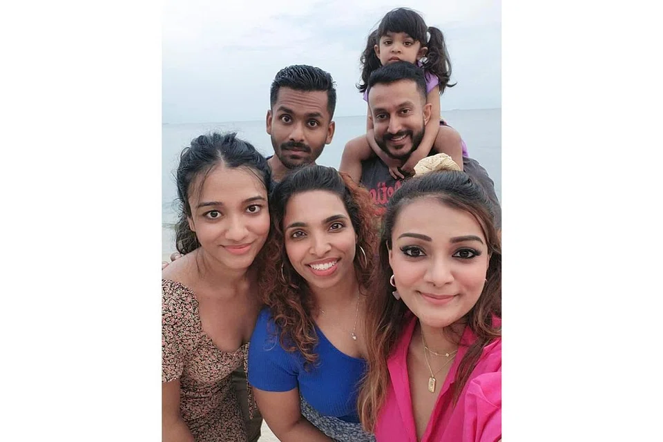 AMBIL ANGIN: Cik Mumtaj Banu (depan, tengah) bersama rakan-rakannya dan anak perempuannya, Ihsanah, telah ke Desaru di Johor, Malaysia, untuk mengambil angin dan menikmati pantai di sana. - Foto ihsan MUMTAJ BANU